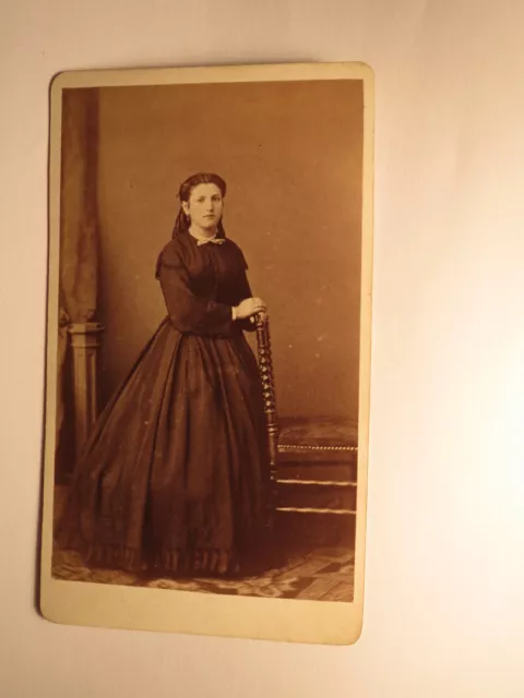 stehendes Mädchen im Reifrock - ca. 1860er Jahre CDV Ch. Schildknecht Fürth