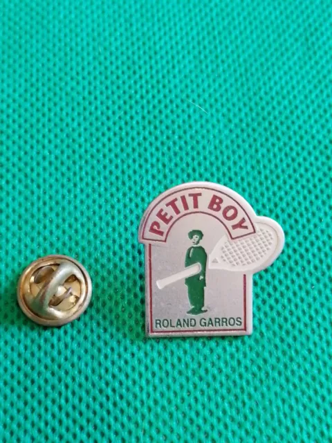 PIN'S PINS broche badge publicitaire vintage : Roland garros petit boy