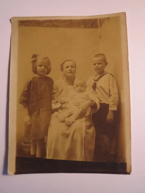 Donna e 3 bambini piccoli - bambino in abito da marinaio e bambina/foto