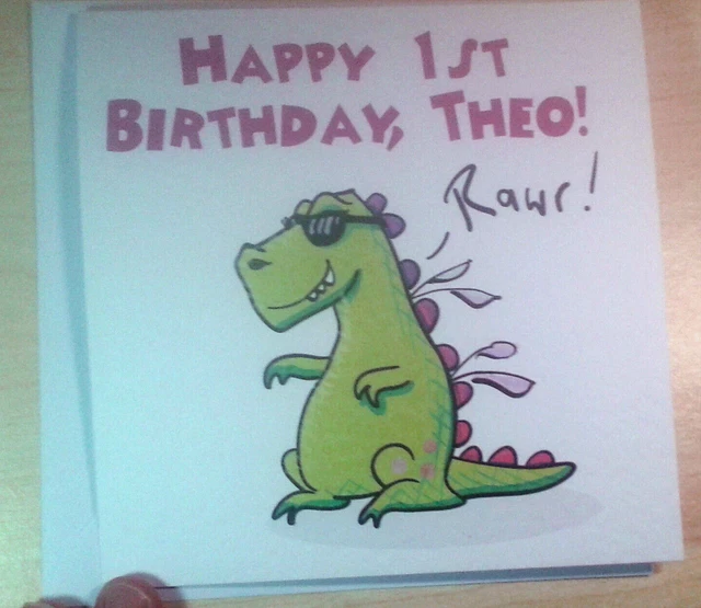 Colora l'anniversario personalizzato con un piccolo dinosauro
