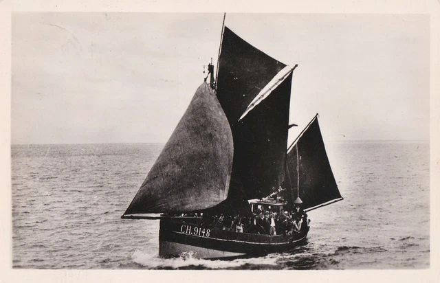 CPA 50 NORMANDIE PITTORESQUE près CHERBOURG Voilier CH.9148 au large 1950 Animée