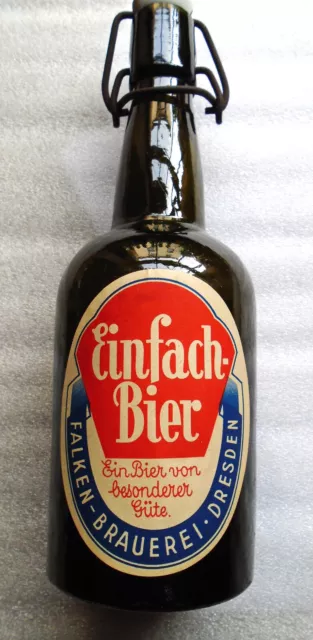 Sehr alte Flasche mit Prägung PFANDFLASCHE ein Museumsstück mit Schauetikett