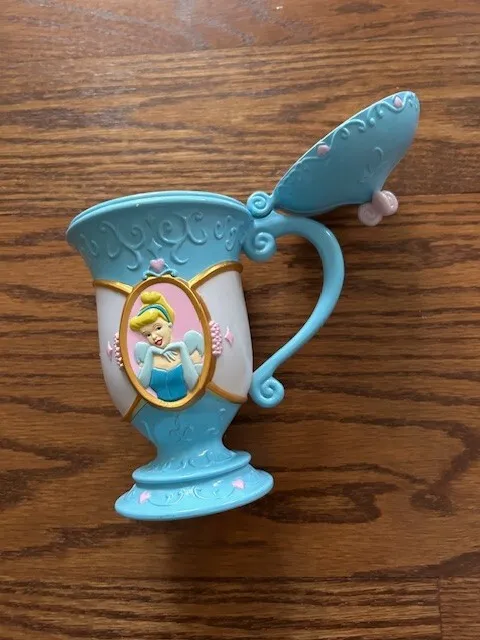 Cinderella Disney On Ice 7 Souvenir Plastic Princess Cup Mug with Flip Lid