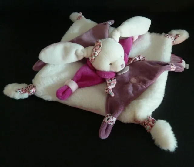 B22. Doudou Et Compagnie Lapin Plat Cerise Rose Mauve Violet Blanc Fleur - Neuf*