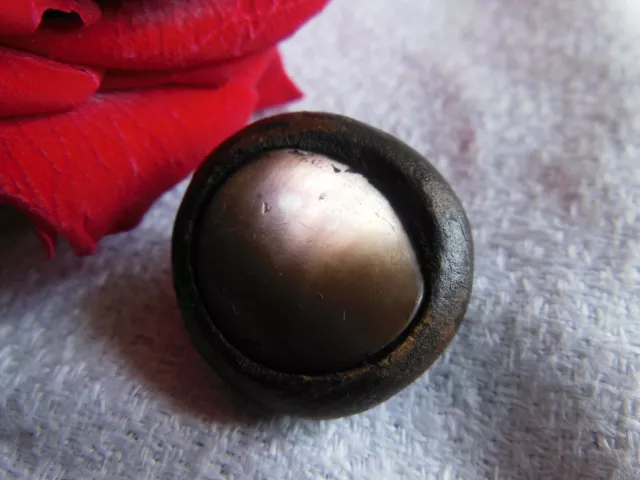 interressant trés ancien bouton en cuir et nacre pied métal 2,5 cm G12M
