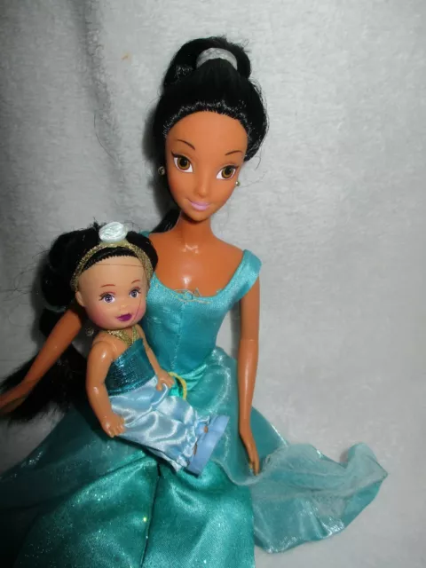 Type Barbie princesse Disney jasmin et mini petit jasmin