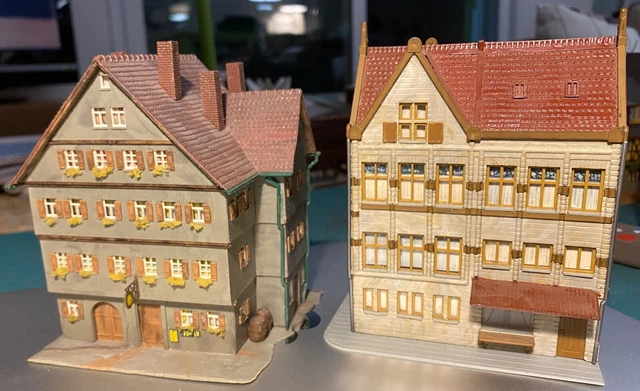 Maquette FALLER HO, Immeuble D’angle Bleu, Monté - Occasion En Bon état