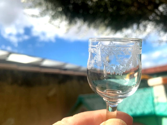 8 ANCIENS VERRES Cristal Cave à Liqueur Napoléon III Noeuds et Rubans