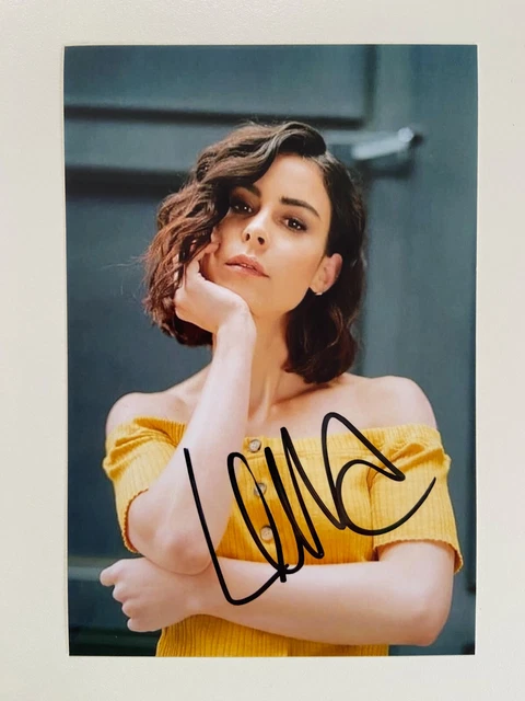 Lola Young Signiertes Foto - Gerahmtes Autogramm Bild 25,4x20,3cm