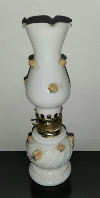 LAMPE À PÉTROLE en opaline blanche EUR 15,00 - FR