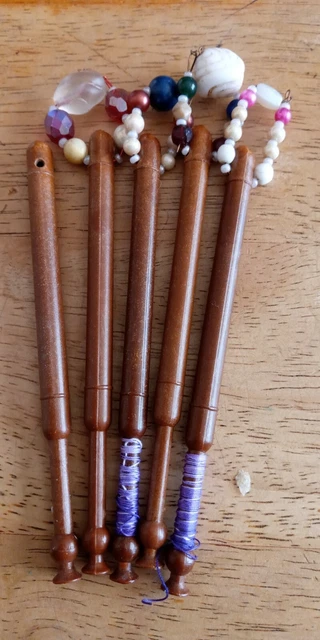 5 bobinas de encaje vintage. Color marrón. Plástico o baquelita. 4 son puntiagudos.
