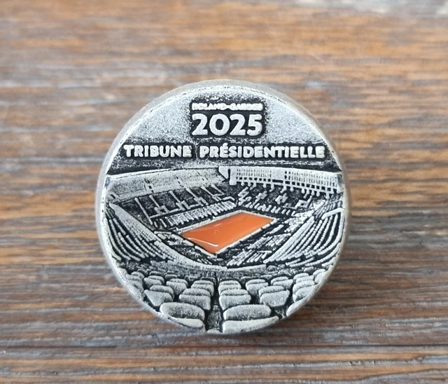 Pin's Tennis Roland Garros sogeres Signé Arthus Bertrand Pin's Tennis Roland Garros sogeres Signé Arthus Bertrand