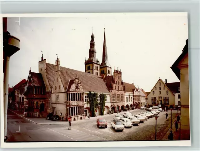 40093244 - 4920 Lemgo Autos Blick zur Kirche