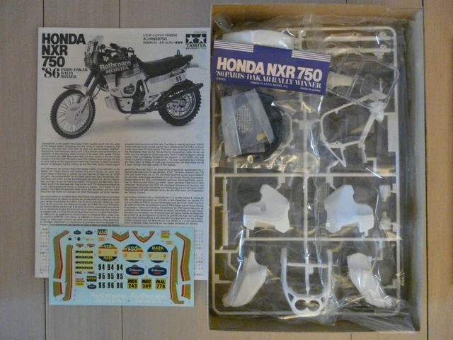 Maquette Moto Aoshima 1/12 – Honda CB400N Hawk III Fairing Special – Réf 21