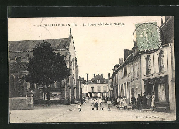 CPA La Chapelle-St-André, Le Bourg, coté de la Mairie, des enfants vorm Cafe Si