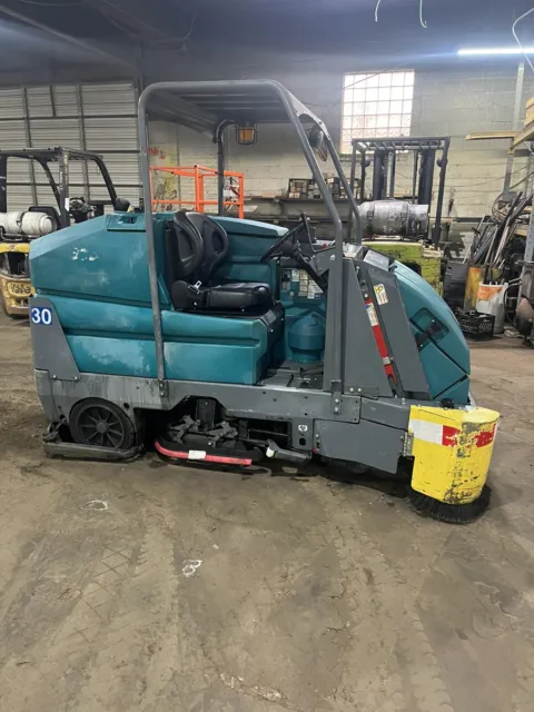 Tennant 8300 Rider Scrubber Electric 859 Hours