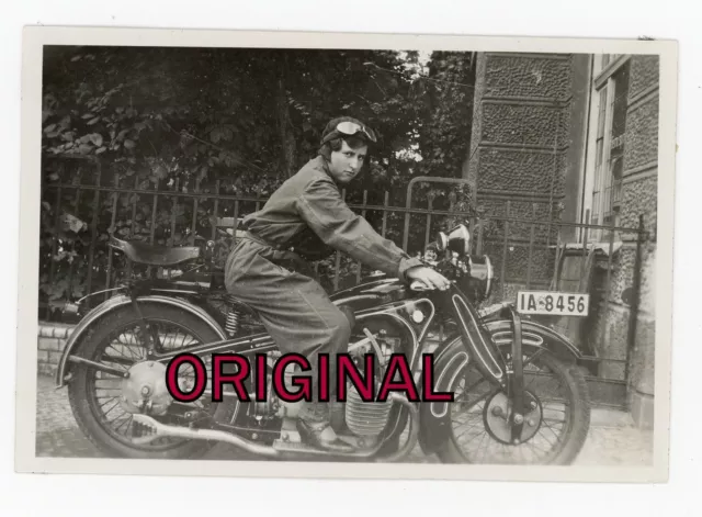 Orig Foto ca. 1930 Junge Frau posiert auf schweren Motorrad BMW aus Berlin TOP