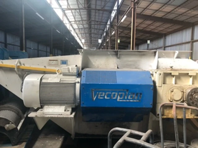 2004 Vecoplan RG 70/200K Shredder w/ 48” W Steel Belt Infeed Conveyor