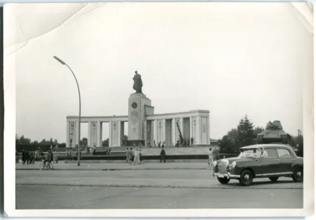 Orig. Foto BERLIN Straße des 17. Juni, sowjet. Ehrenmal, Panzer, Mercedes 50er