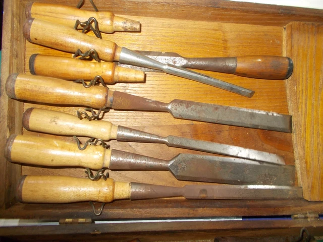 Vintage Wooden Box With 19 Chisels
