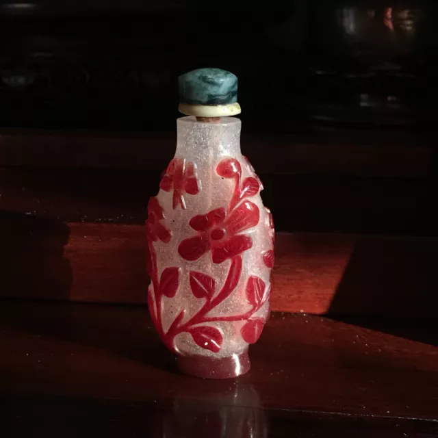 A Chinese Qing Dynasty Red-overlay glass snuff bottle 2