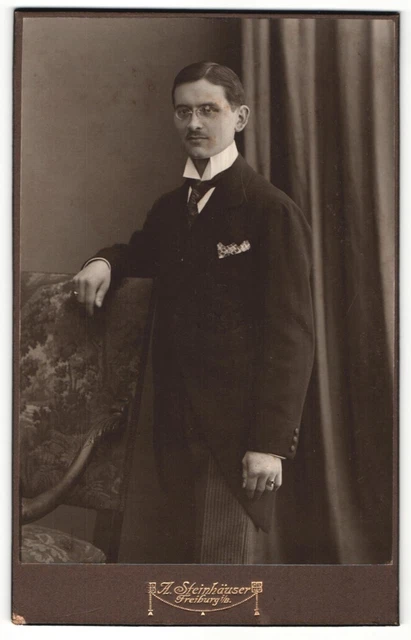 Fotografie A. Steinhäuser, Freiburg i / B., Portrait elegant gekleideter Herr m