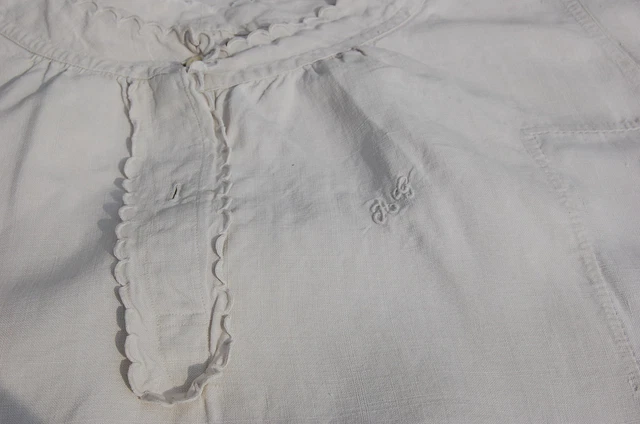 Chemise de nuit ancienne en " lin " , " coton "  brodée main - monogramme