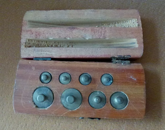 alter kleiner Gewichtsatz in Holzkiste - wohl für Handwaage Münzwaage 5,3,2,1gr.