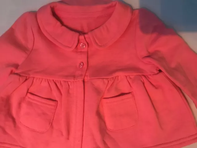 Mignon manteau bébé fille 0-3 mths en corail rose/pâle avec jolies poches et boutons cardiaques 2