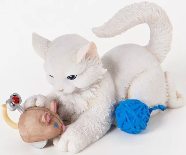 Charming Purrsonalities WHITE CAT WITH BALL OF YARN Figurine Cats New in Box S