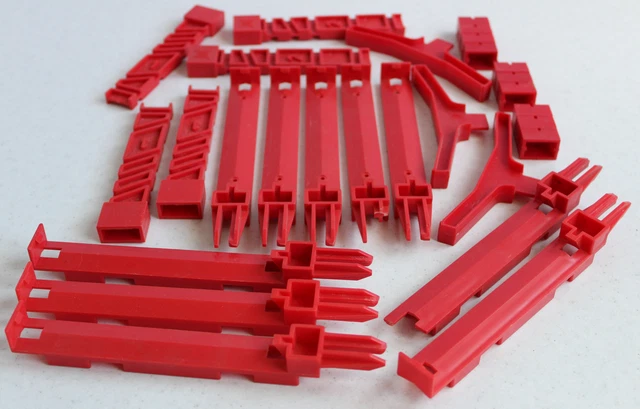 Lot supports & piliers & bras  ROUGE circuit routier  " JOUEF "  PAS  SCALEXTRIC