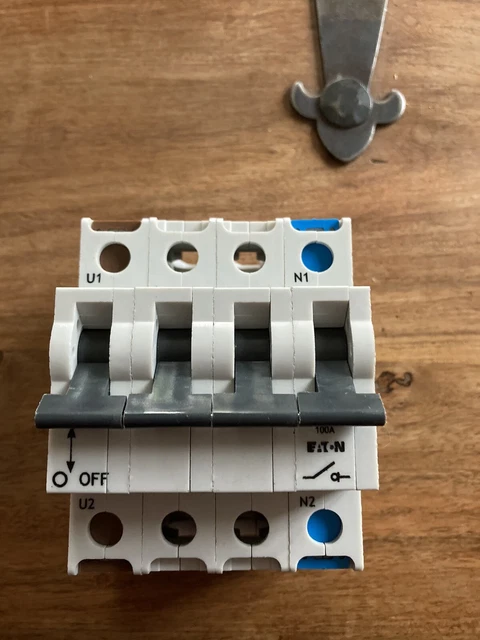 Interruptor principal de doble polo 100A Eaton