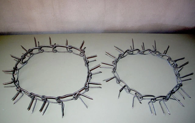 De colección, antiguo conjunto de collares de hierro hechos a mano con picos de perro protección contra mordeduras de perro.