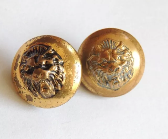 Deux boutons anciens en métal doré à décor de tête de lion. collection mercerie