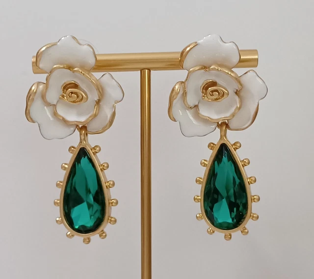 Boucles D'oreilles Oscar De La Renta - Fleurs émaillées Blanches Avec Cristaux Verts, NEUVES Sans Emballage