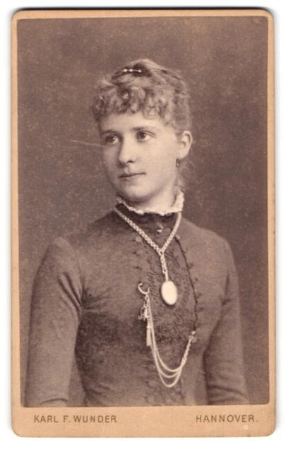 Fotografie Karl F. Wunder, Hannover, Friedrichstr., Junge Dame im Kleid mit Amu