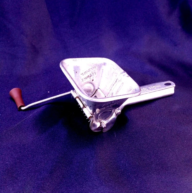 Hanging whisk for the manufacture of food is very old, a gift for amateurs of ol