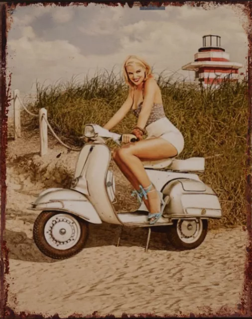 Targa di Latta " Scooter Vespa Lambretta Pinup Diner Spiaggia Duna 25x20cm Nuovo