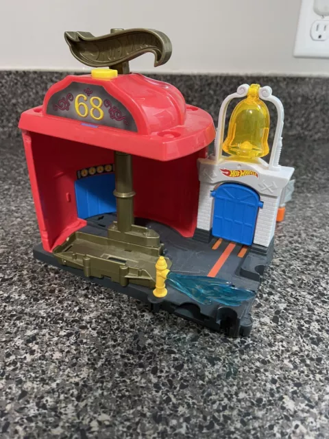 Hot Wheels City Downtown Fire Station Spinout Play Set 