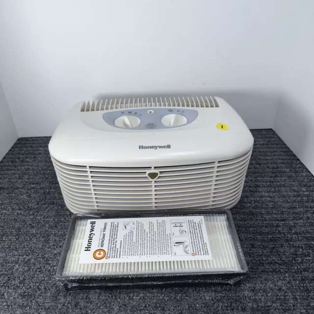 Honeywell HHT-011 Portable  HEPA Clean Tabletop Air Purifier White W/New Filter