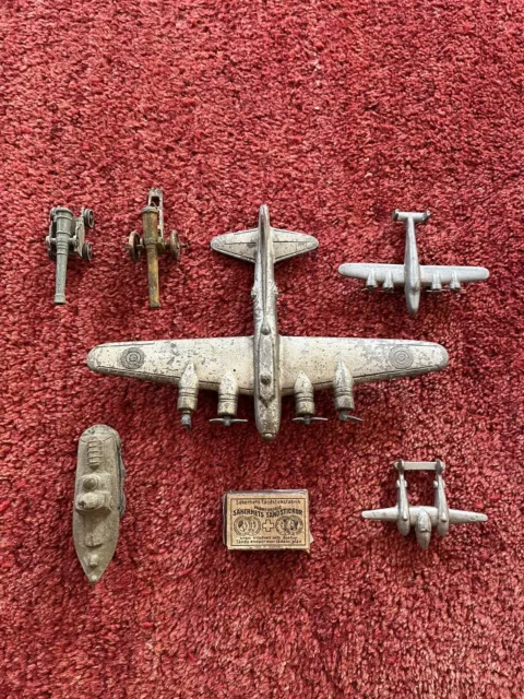 lot de jouets anciens, avion, bateau, canon de guerre, métal et resine