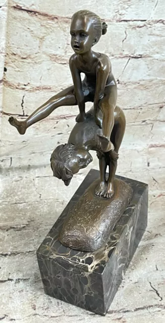 A Mano Dettagliato Miguel Lopez Due Bambino da Gioco Leap Rana Bronzo Sculpture