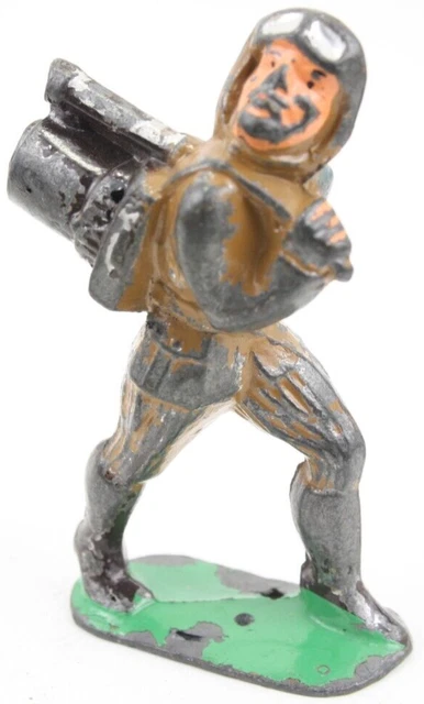 Les jouets petits soldats après des années de guerre