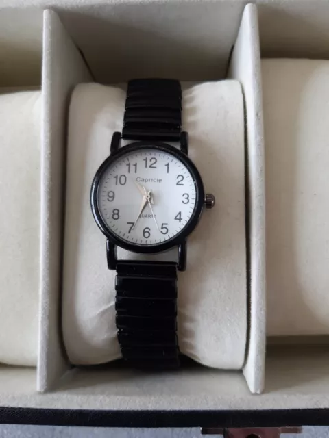 Montre femme Noire Et Blanche Neuve Avec un Bracelet Élastique