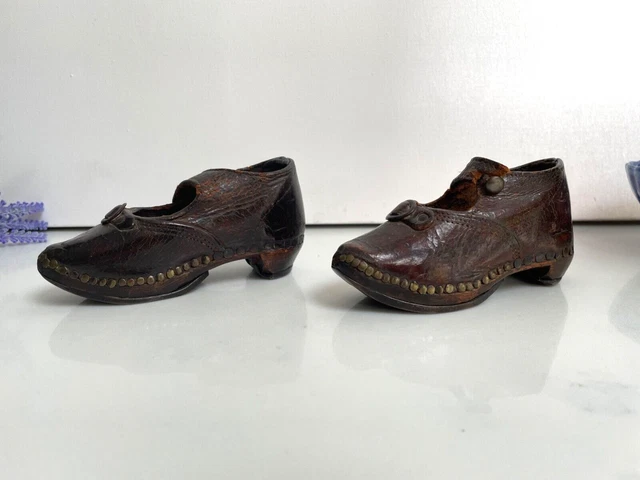 Scarpe zoccoli antichi in pelle per bambini borchie fatte a mano un piccolo splendido paio
