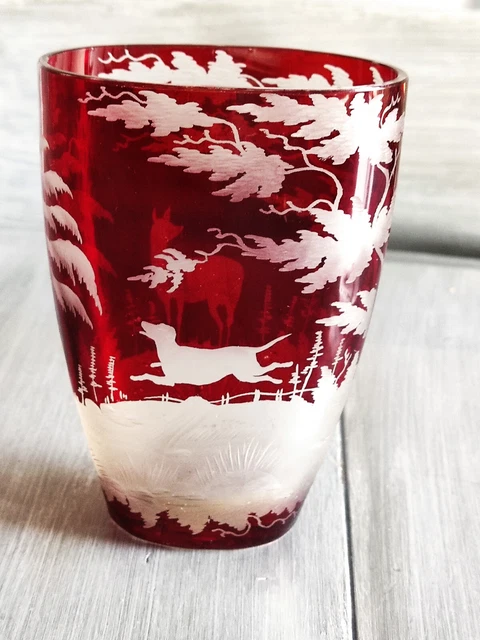 Vase cristal de Bohème gravé ancien XIXème, décor chasse, chien et biche, rouge