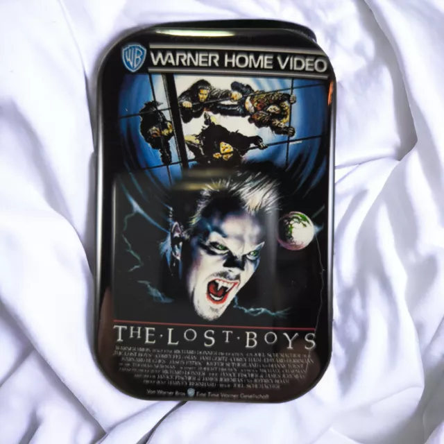 The Lost Boys | Kühlschrankmagnet | Motiv: Warner VHS Video