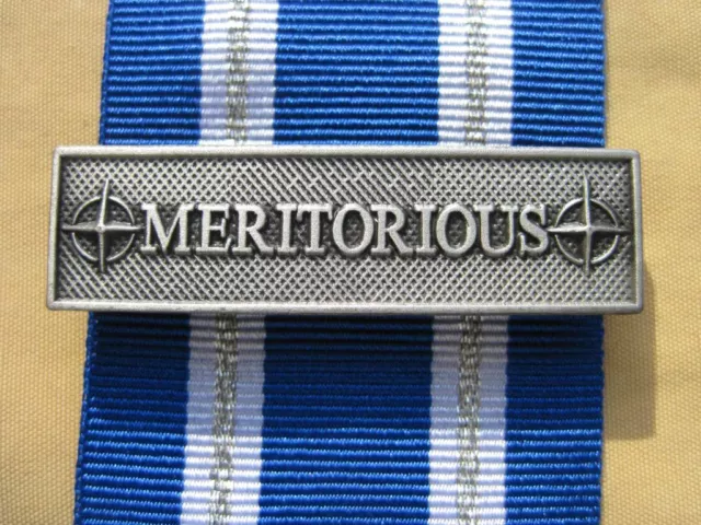 Agrafe MERITORIOUS en métal argenté  pour Médaille OTAN / NATO