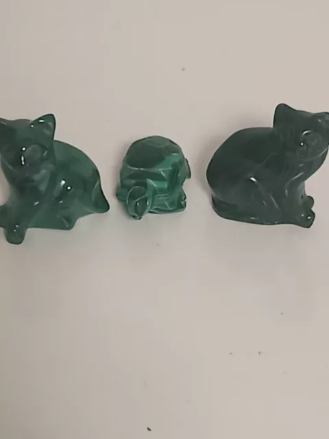 figurines chats et tortue en malachite avec étiquettes