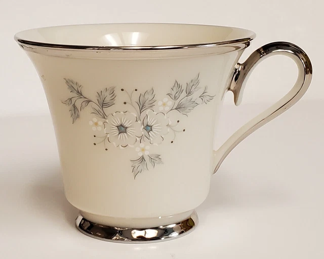 Taza de café Lenox Windssong vintage azul floral platino con borde de platino China Usada en excelente condición